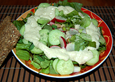 пролетна зелена салата с таханов сос